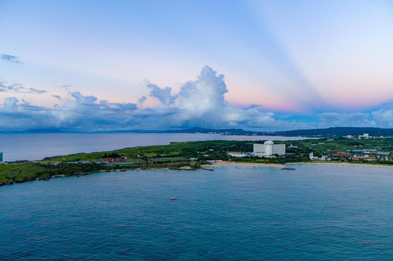 Royal Hotel Okinawa Zanpamisaki Йомітан Екстер'єр фото